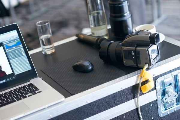 دوربین عکاسی حرفه ای متوسط ​​متوسط ​​متصل به کامپیوتر لپ تاپ در استودیو عکاسی