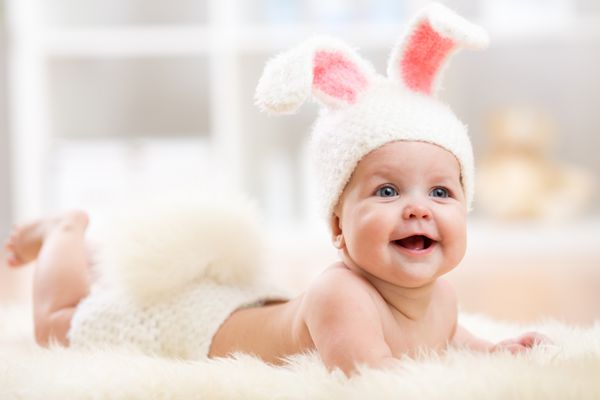 کودک خردسال زیبا در لباس خرگوش دروغ گفتن در خز در مهد کودک