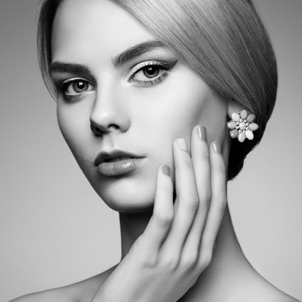 پرتره از زن زیبا با مدل موهای زیبا آرایش کامل دختر عکس مد جواهر سازی سیاه و سفید