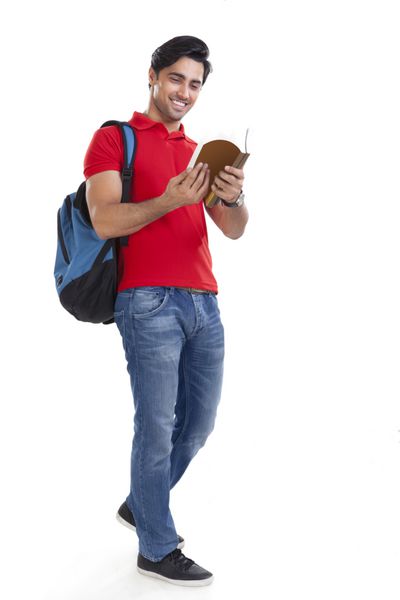 دانش آموز کالج خواندن یک کتاب