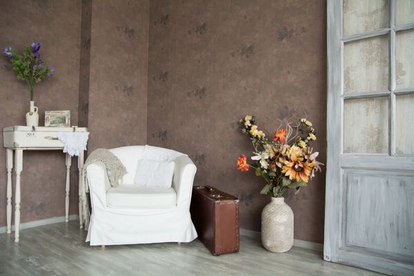 اتاق بازرگانی داخلی با صندلی گل درب و چمدان