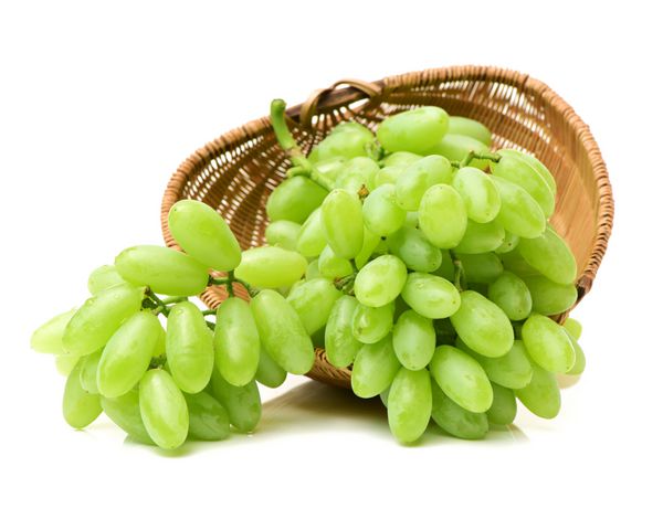 انگور سبز در پس زمینه سفید