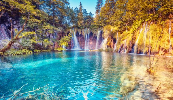 منظره جالب در مورد فیروزه ای و پرتوهای آفتابی در پارک ملی دریاچه پلیتوویس کرواسی اروپا صحنه غیر معمولی دراماتیک دنیای زیبایی فیلتر یکپارچهسازی با سیستمعامل و سبک پرنعمت اثر تست Instagram