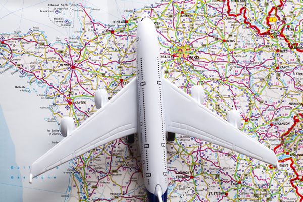 مفهوم سفر با هواپیما و نقشه در پاریس