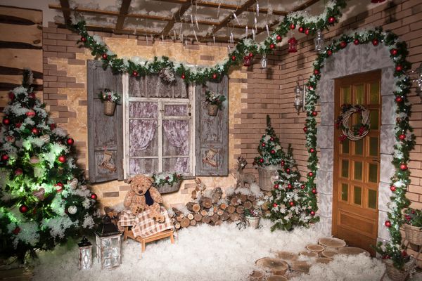 اتاق داخلی در سبک کریسمس با درخت کریسمس تزئین شده است