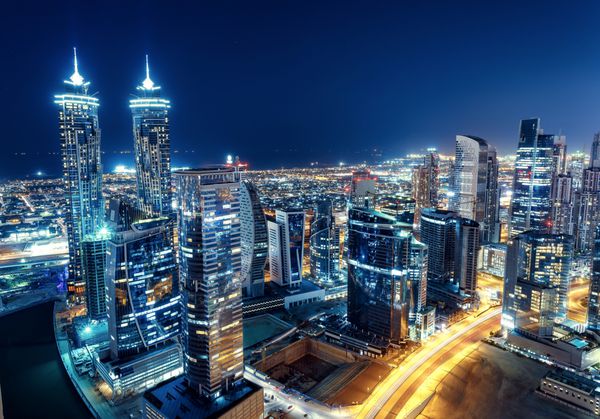 منظره هوایی منظره در شب با معماری مدرن برجسته مرکز دبی امارات متحده عربی