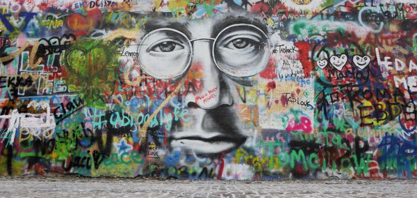 PRAGUE CZECH REPUBLIC ژانویه 05 دیوار لنون از دهه 1980 پر شده است از گرافیتی الهام گرفته از جان لنون و قطعه اشعار از آهنگ های بیتل در تاریخ 05 ژانویه 2016 در پراگ جمهوری چک