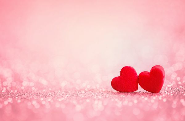 شکل قرمز قرمز در پس زمینه انتزاعی نور کمرنگ در مفهوم عشق برای روز ولنتاین با لحظه شیرین و عاشقانه است