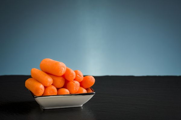 هویج کوچک در یک کاسه میان وعده سالم