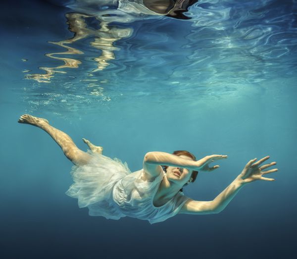 دختر در لباس زیبا زیر آب