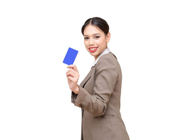 زنان کسب و کار دست نگه داشتن کارت اعتباری خالی صورت زیبا لبخند بزنید به خرید در تخفیف سالانه در پس زمینه سفید جدا شده بانوی جوان با استفاده از کارت های کسب و کار ارتقاء کوپن