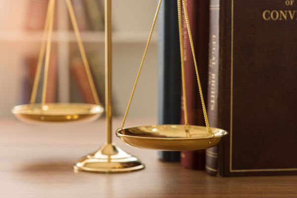 عدالت و قانون مفهوم مقیاس عدالت و کتاب حقوقی در دادگاه