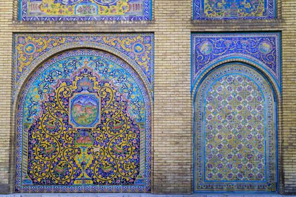 کاشی های سرامیک رنگارنگ در کاخ گلستان تهران ایران