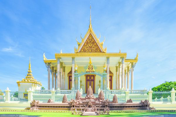 جاذبه توریستی پنوم پن و نشانه مشهور مجموعه پادشاهی معبد سلطنتی کاخ سلطنتی کامبوج با پس زمینه آبی
