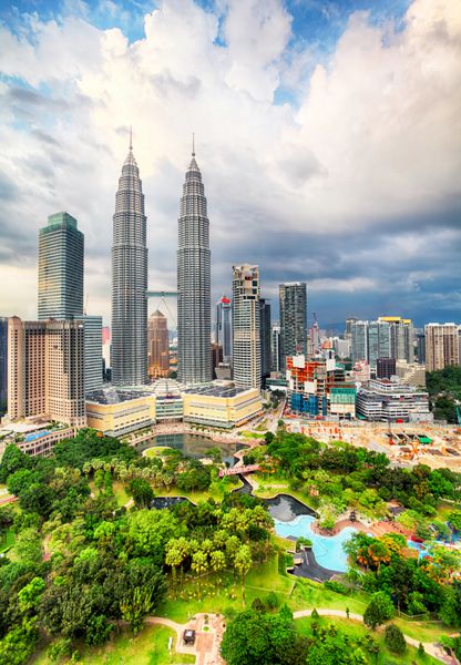 کوالالامپور مالزی 2016 مارس 2 KLCC برج دوقلو پتروناس در ساعت آفتابی آفتابی از هتل Sky Hotel Traders