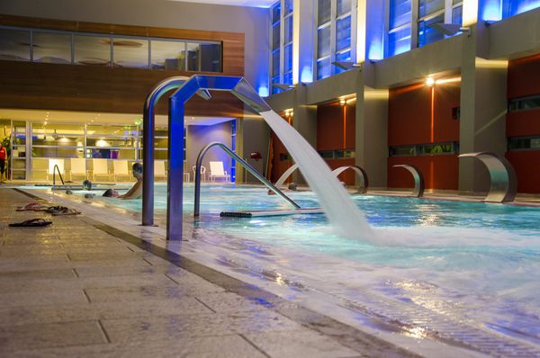 Spa Loutraki Thermal Spa استقرایی چشمگیر است که در آن بازدیدکنندگان از درمان های آب معطر و آبگرم و جلسات سلامتی در یک محیط لوکس در کنار خدمات کیفیت بی عیب و نقص لذت می برند