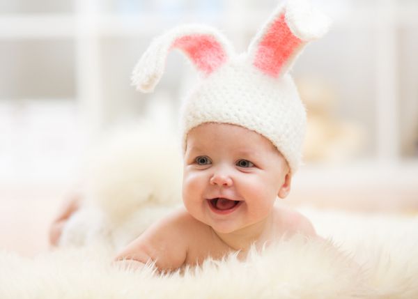لبخند زدن دختر بچه در لباس خرگوش دروغ گفتن در خز در مهد کودک