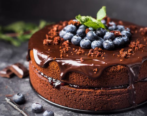 کیک شکلاتی با انواع توت ها