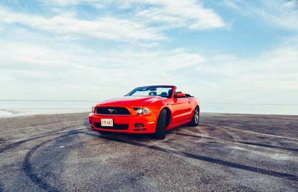 BONNEVILLE UTAH USA ژوئن 4 2015 عکس نسخه Ford Mustang Convertible 2012 در سانتا فلتس Bonneville یوتا ایالات متحده آمریکا نسل پنجم با مدل سال 2005 تا سال 2014 آغاز شد Image TONE