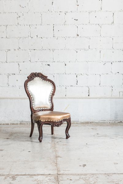 سبک صندلی کلاسیک در اتاق پرنعمت با دیوار سفید