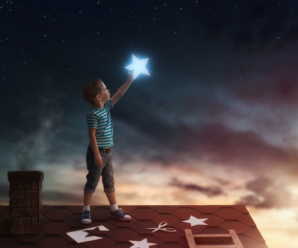 افسانه فرزند ستارگان آسمان را آویزان می کند پسر روی سقف ستاره ها را از بین می برد