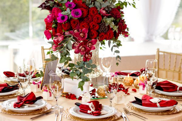 تنظیم جدول در پذیرایی عروسی لوکس گل های زیبا روی میز