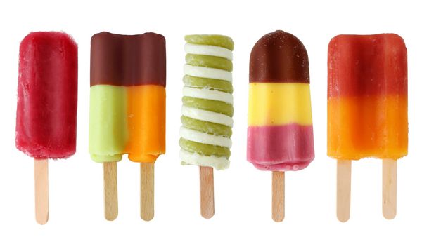 پنج popsicles رنگارنگ جدا شده بر روی زمینه سفید