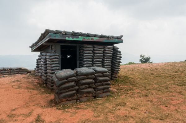 Sandbag و پناهگاه پایه پناهگاه نظامی قدیمی بر روی کوه جدایی ناپذیر
