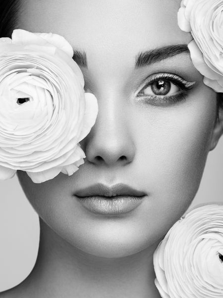 پرتره زن جوان زیبا با گل زن با آرایش لوکس پوست کامل مژه سایه چشم لوازم آرایشی