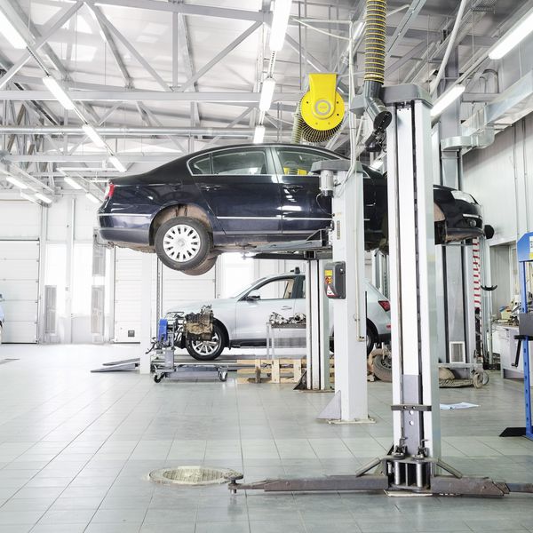 منطقه مسکو روسیه 2015 می 8 2015 اتومبیل در یک ایستگاه تعمیر فروشنده در منطقه مسکو روسیه