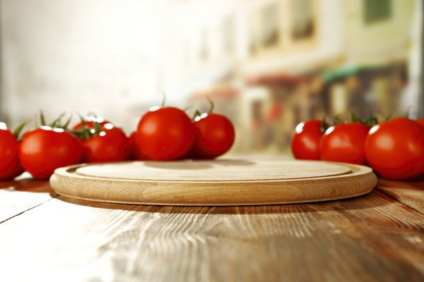 دکوراسیون جدول قدیمی چوبی در ایتالیا و دکوراسیون گوجه فرنگی روی میز