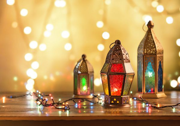 رنگ های مختلف لامپ های رمضان در برابر نور پس زمینه روشنایی تزئینی روشن شده است