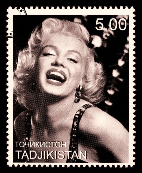 نیویورک ایالات متحده آمریکا CIRCA 2010 یک تمبر پستی در تاجیکستان با نشان مریلین مونرو حدود 2000