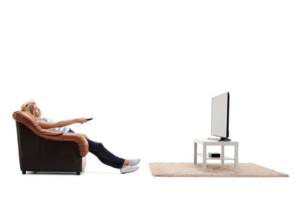 زن خسته نشسته در صندلی و تماشای تلویزیون جدا شده بر روی زمینه سفید