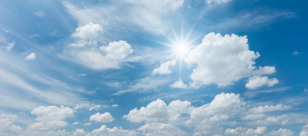 نگاهی به منظره آسمان آبی پانوراما با ابرها و انعکاس خورشید