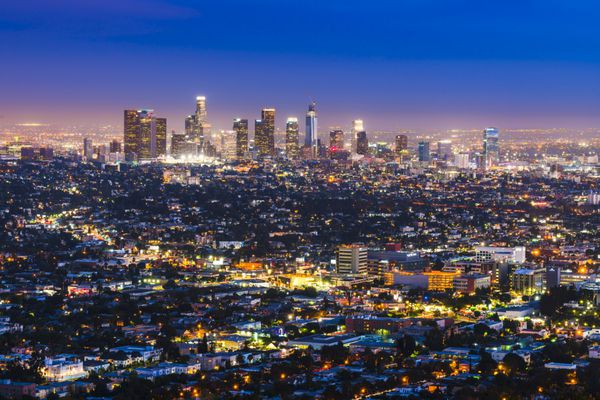 منظره ای از آسمان خراش ها در لس آنجلس در شب کالیفرنیا ایالات متحده آمریکا