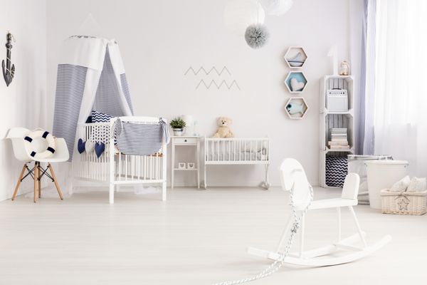 اتاق کودک خالص با آبرنگ سفید و آبی با دکوراسیون دریایی آهسته می شود