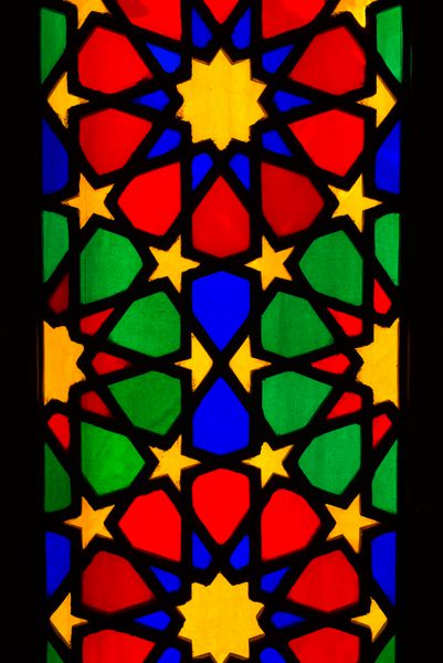 شیراز ایران 30 دسامبر 2016 جزئیات پنجره شیشه رنگی در نصیرالمکک یا مسجد صورتی شیراز در ایران