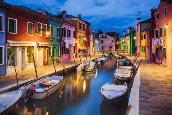 در وطن ونیز ایتالیا خانه های رنگارنگ رنگی در جزیره بورانو رنگ شده اند