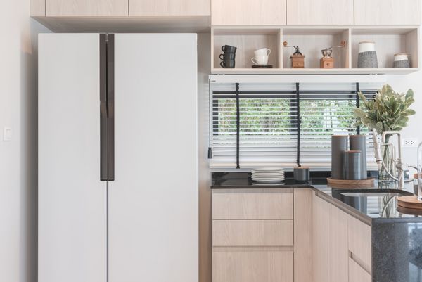 طراحی داخلی از آشپزخانه چوبی تزئینی جدید در خانه لوکس با گرانیت سیاه گرانیت بالا