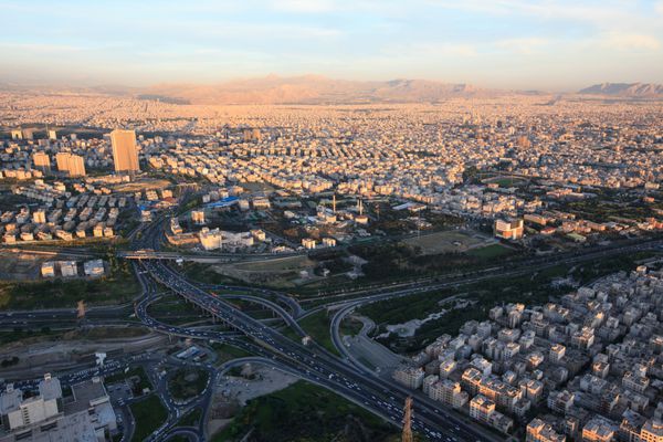 دید هوایی از شهر تهران از برج میلاد در غروب ایران