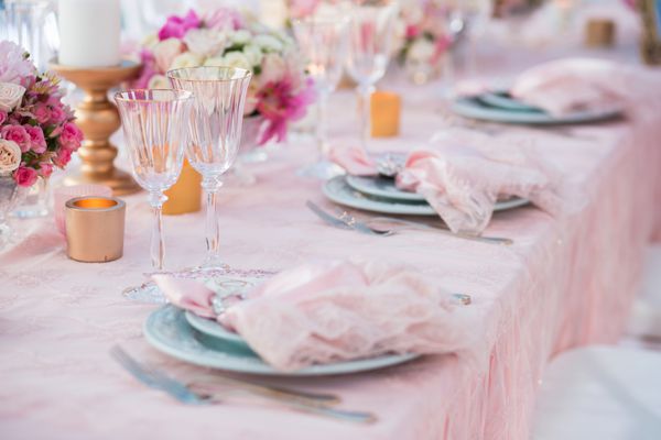 تنظیم جدول در عروسی لوکس تزئین شده با ترکیب گل