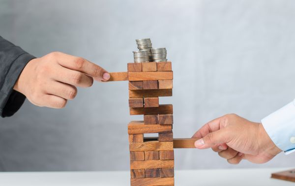 برنامه ریزی ریسک و استراتژی در کسب و کار تاجر قرار دادن بلوک چوبی در یک برج
