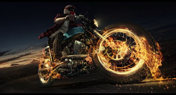موتورسیکلت دوچرخه سوار موتور سیکلت در یک جاده خالی در شب آتش و انرژی