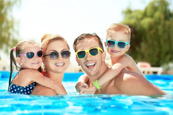 خانواده شاد در استخر شنا در پارک آبی