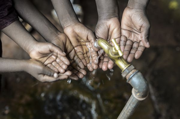 اهمیت آب پاک برای آفریقا نماد