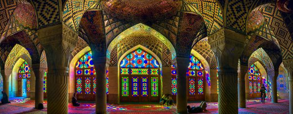شيراز ايران 14 آوريل 2016 زيباي زيباي ناصر المولك مسجد شيراز تكه هاي رنگي روشن از پنجره هاي رنگ آميزي روي ديوار و يك طبقه