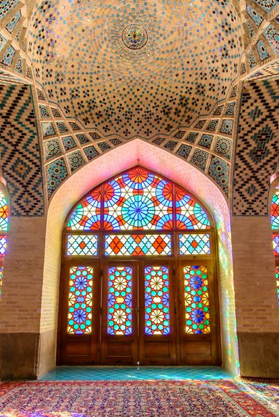 شیراز ایران 2015 آوریل 27 موزاییک و تزئینات آثار هنری روی دیوار و سقف مسجد نصیر الملک