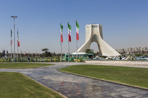 تهران ایران اکتبر 3 2016 برج آزادی با فلش های ایران تهران ایران