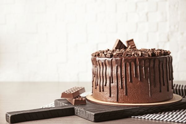کیک شکلاتی خوشمزه بر روی دیوار آجری